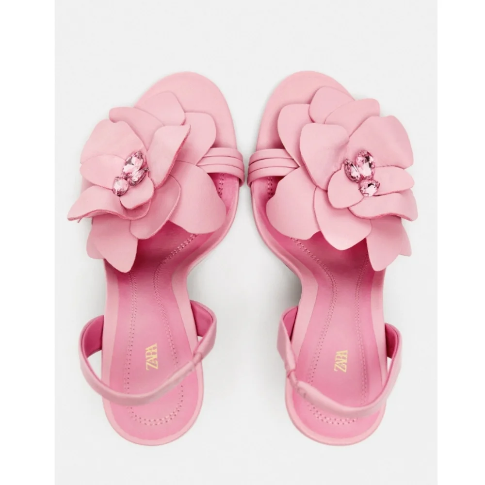 ❌️SOLD❌️LEATHER FLOWER PINK SANDALS SIZE 6 - Picture 2 of 9